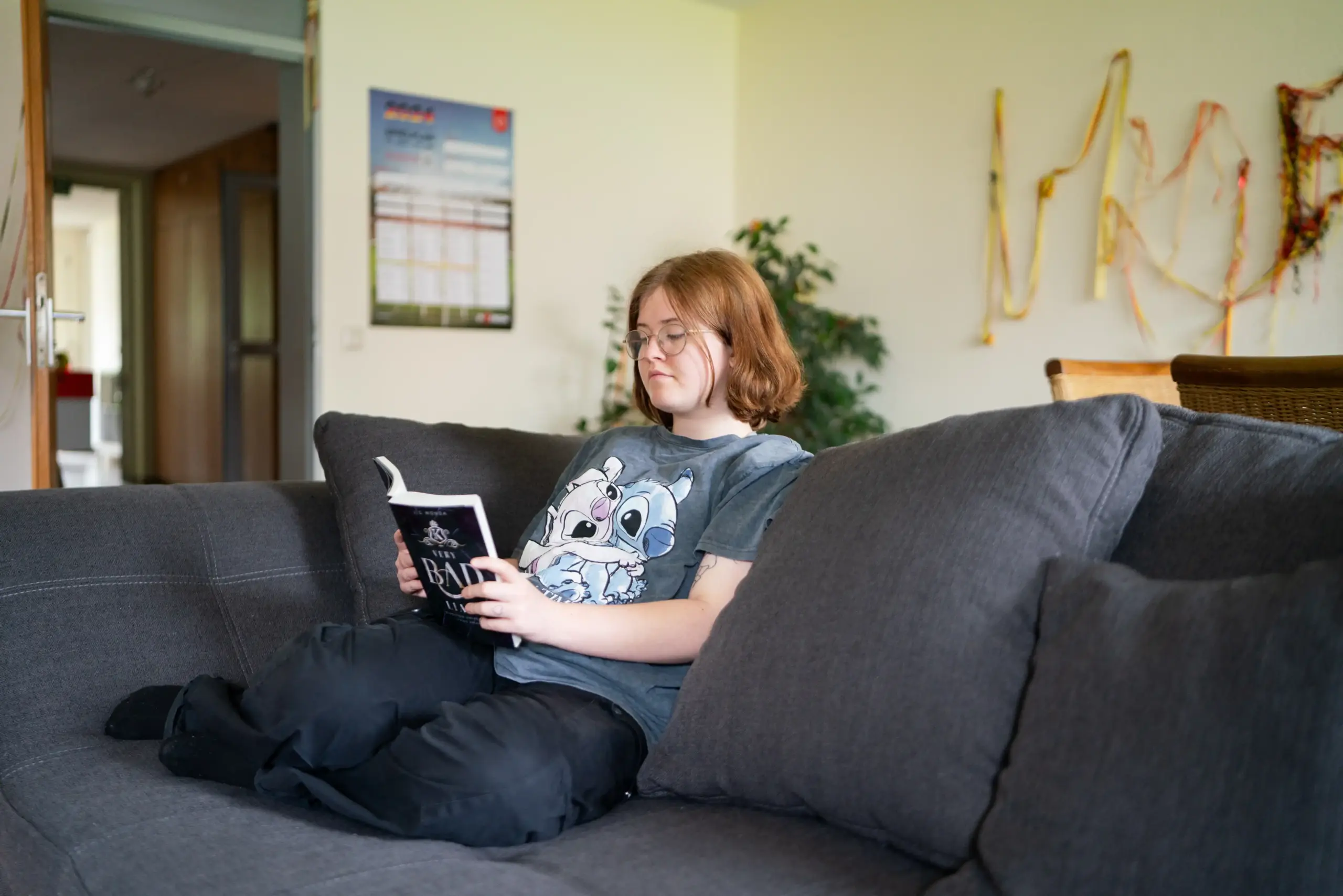 Quelle: BLV Eine junge Frau sitzt auf einem Sofa und liest in einem Buch.