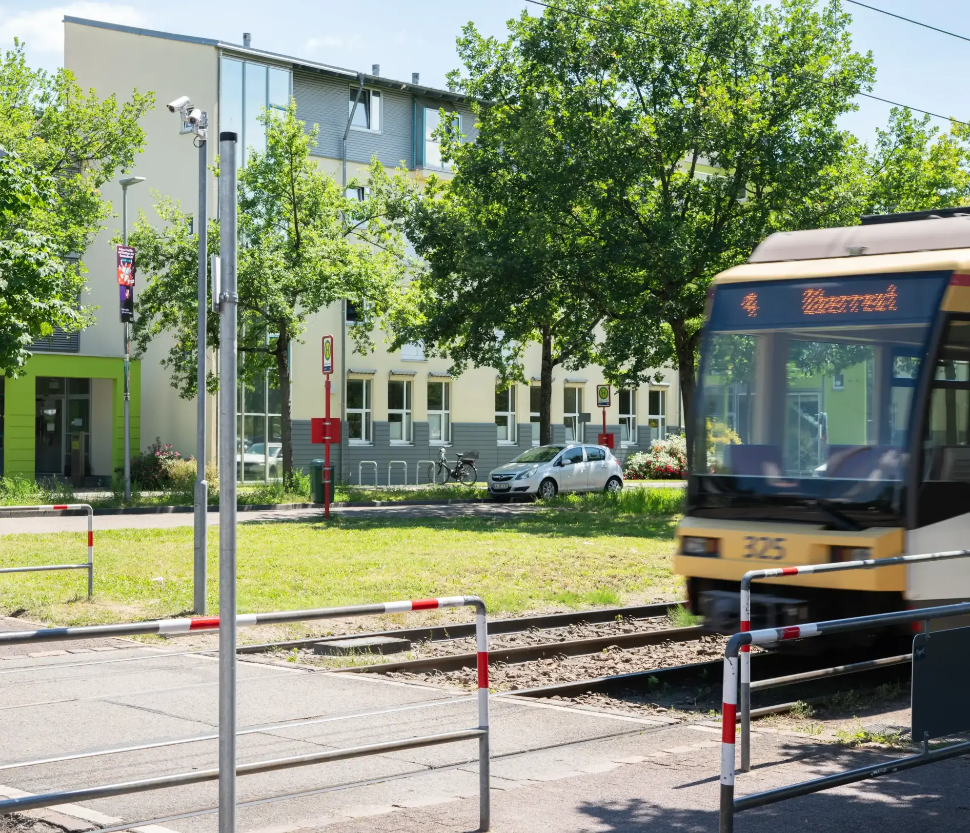 Eine Straßenbahn fährt am Altenhilfezentrum Karlsruhe-Nordost vorbei.