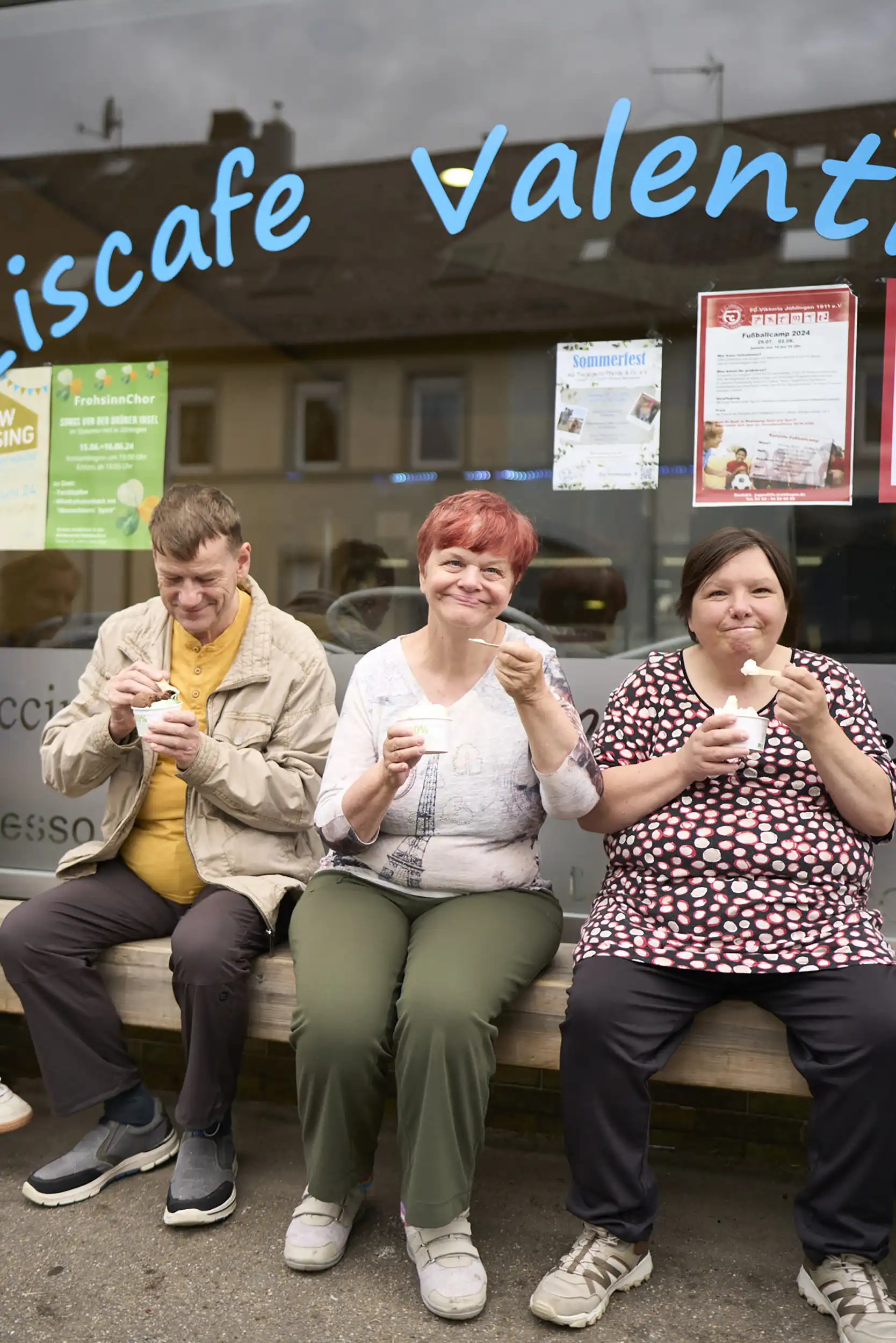 Quelle: BLV Drei Personen sitzen auf einer Bank und löffeln Eis aus kleinen Bechern.