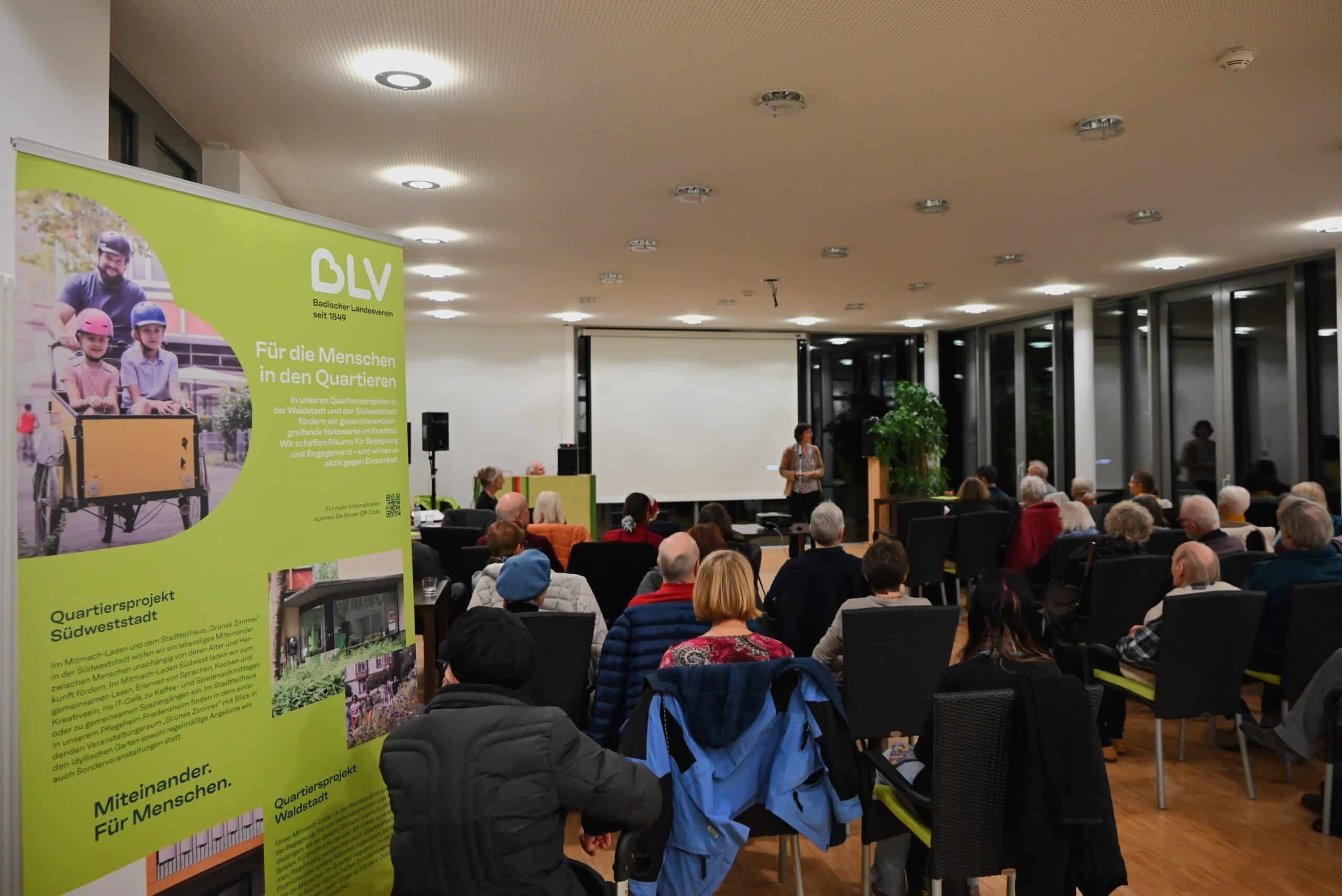 Quartiersmitarbeiterin Monika Scheytt begrüßt die Besucherinnen und Besucher für den gemeinsamen Filmabend mit dem Film Ich, Daniel Blake.