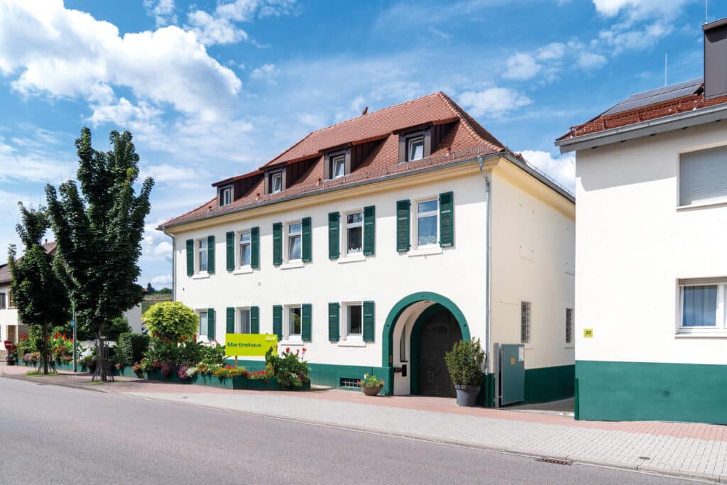 Das Martinshaus von der Hauptstraße in Berghausen aus gesehen.
