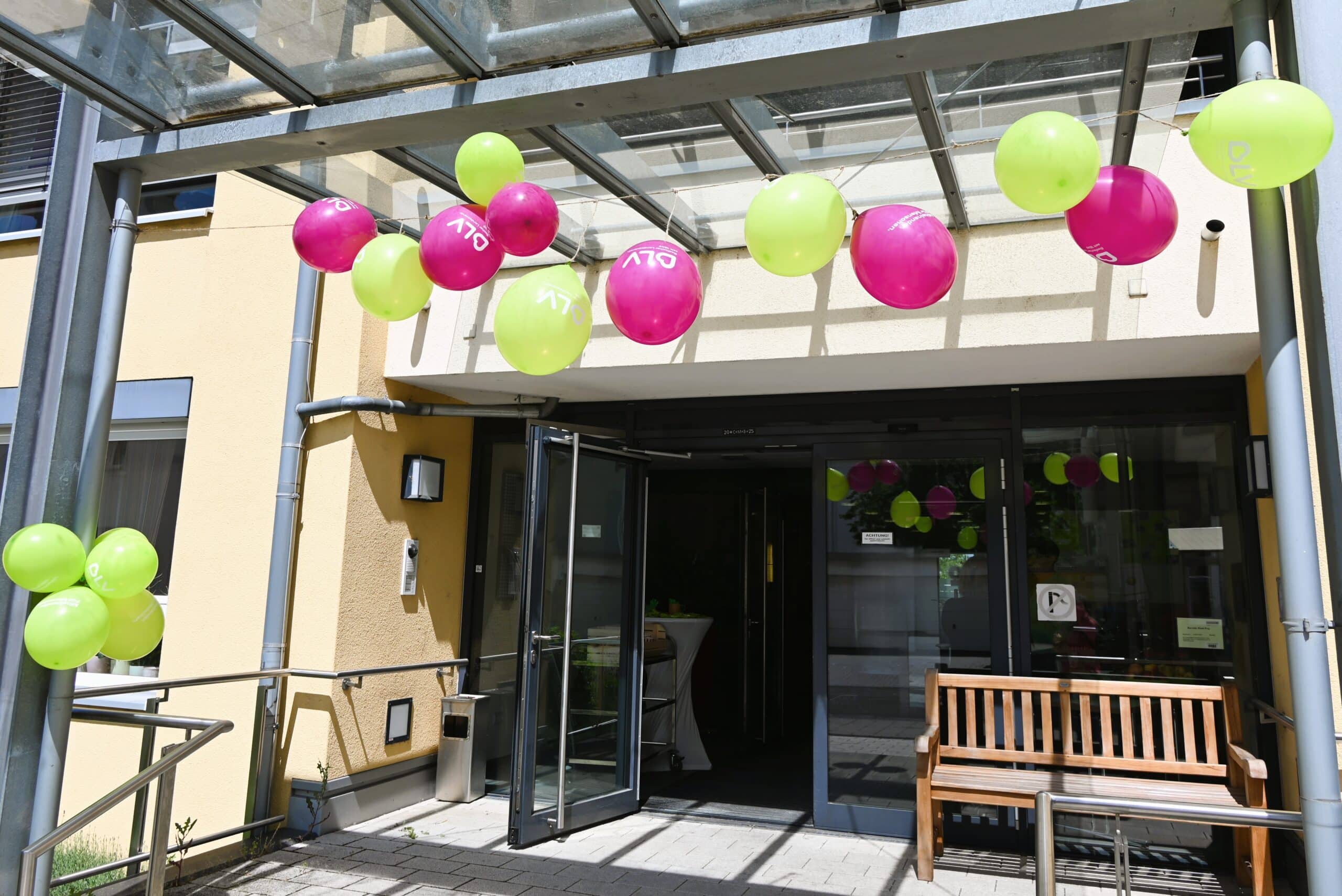 Der Eingang der Pflegeeinrichtung Haus Karlsruhe Weg ist mit grünen und lila Luftballons geschmückt