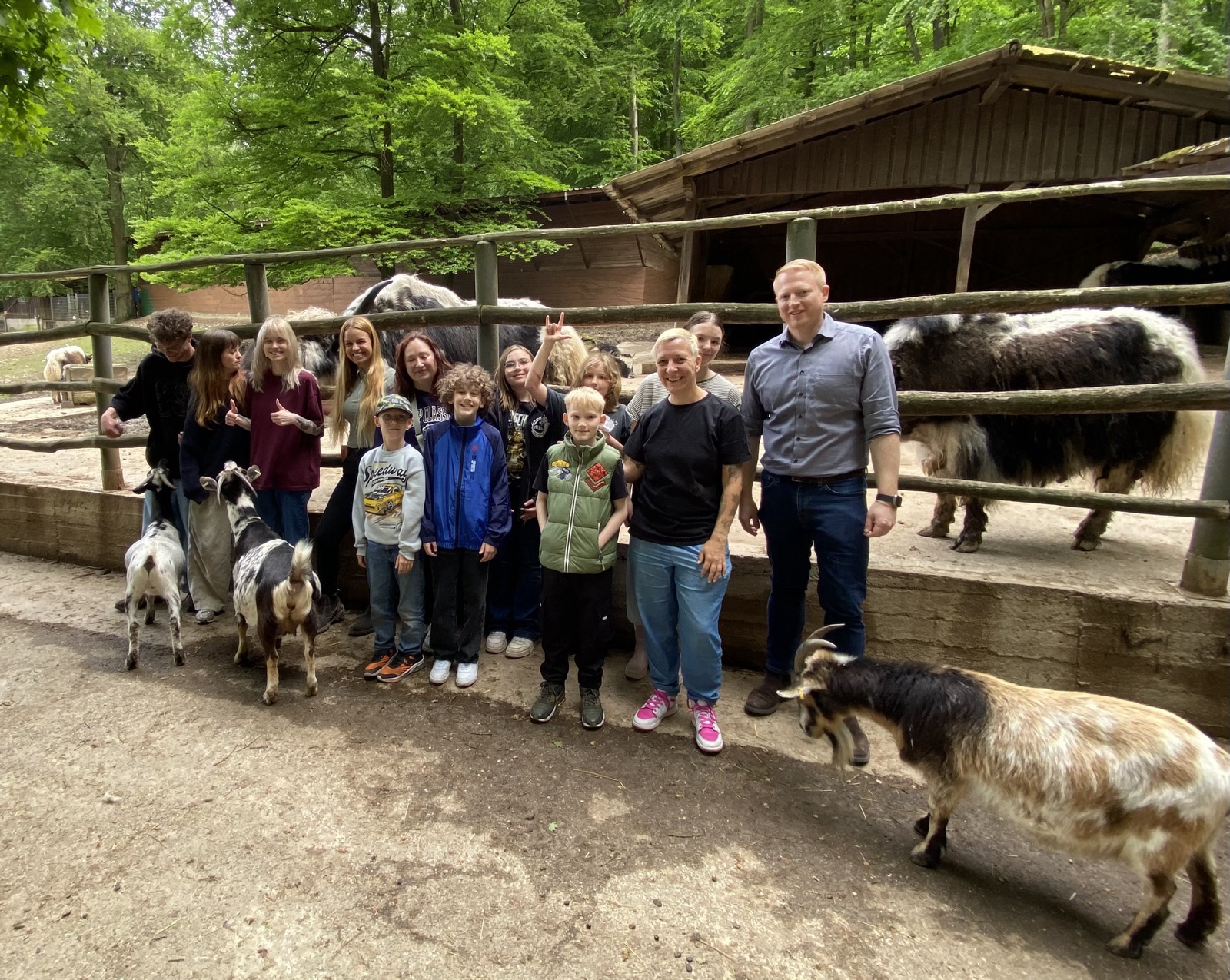 V.r.n.l.: Christoph Röckinger (Einrichtungsleitung Hohberghaus), Julia Scherf (Leitung Hohbergschule) sowie viele Kinder und Jugendliche beim gemeinsamen Besuch im Tierpark Bretten.