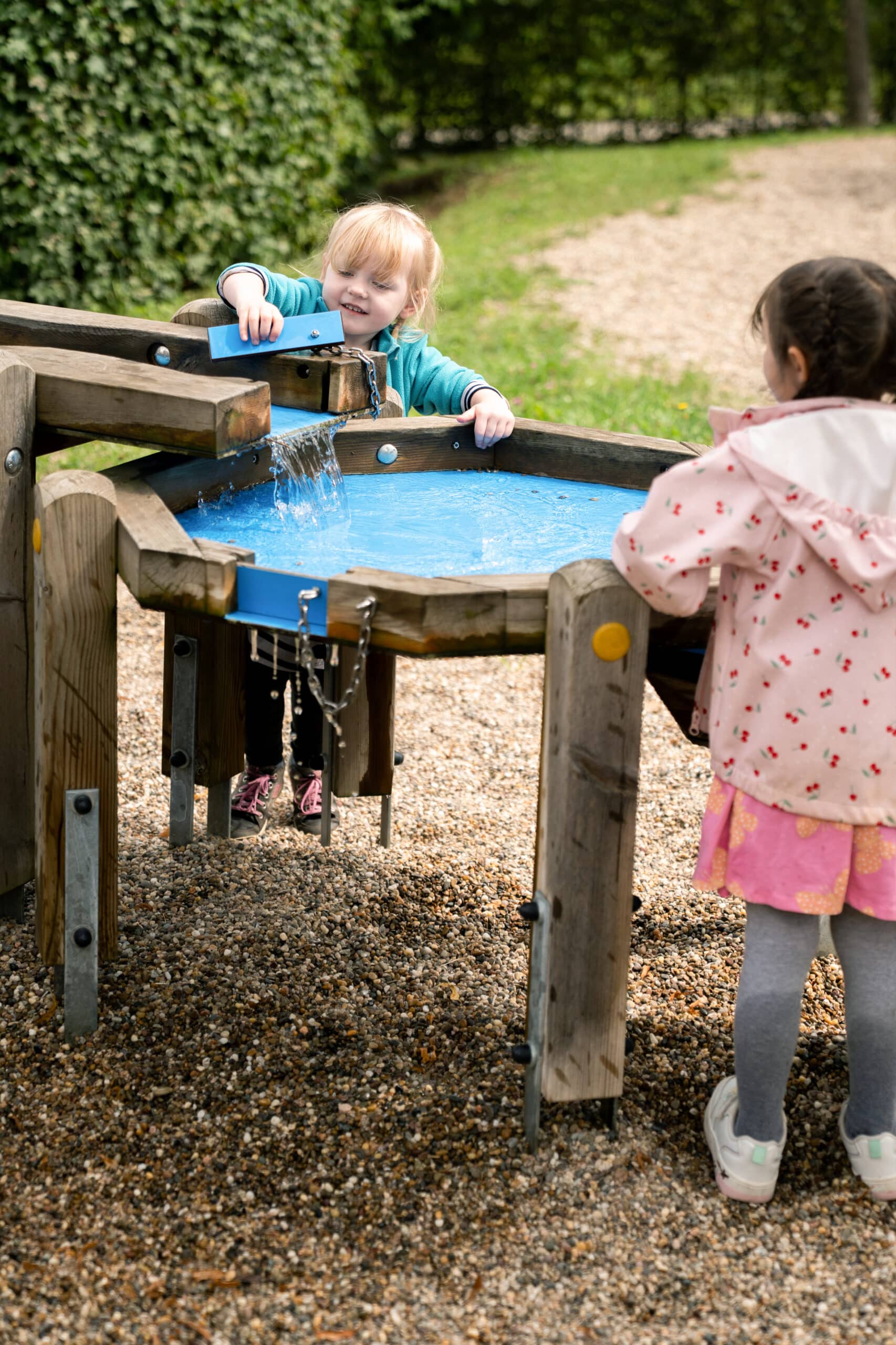 Quelle: BLV Zwei Kinder spielen auf dem Wasserspielplatz des Kinderhauses.