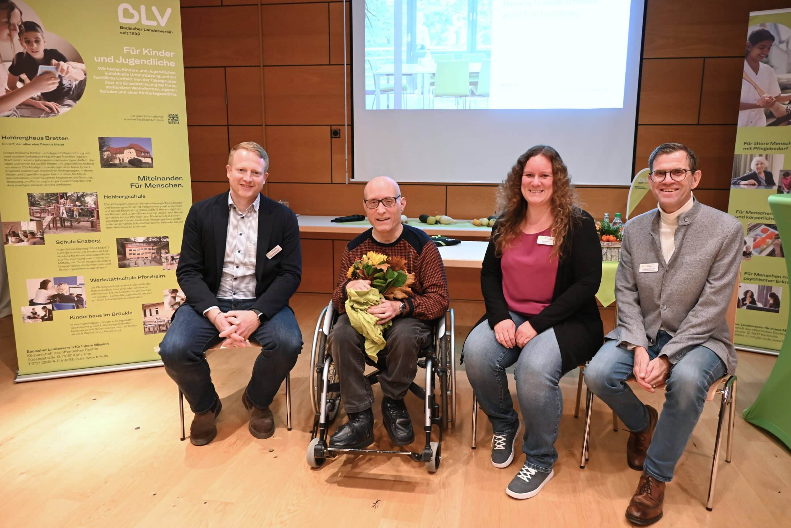 Gruppenfoto von Christoph Röckinger (Einrichtungsleitung Hohberghaus), Michael Böser (Referent vom Selbsthilfebüro der Paritätische Sozialdienste Karlsruhe), Jessica Seitz (stellv. Einrichtungsleitung) und Andreas Gerlach (Leitung Assistenz für Wohn- und Sozialraum (AWS))