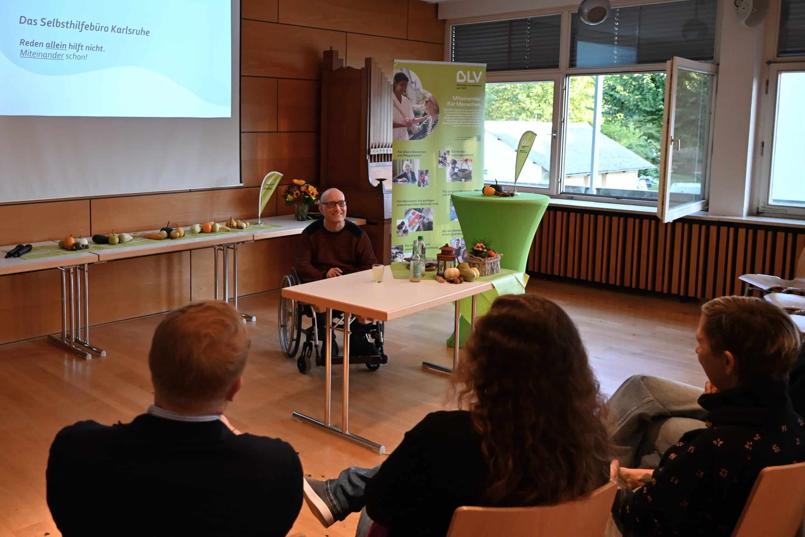 Michael Böser bei seinem Vortrag über die Aufgaben des Selbsthilfebüro der Paritätischen Sozialdienste Karlsruhe.
